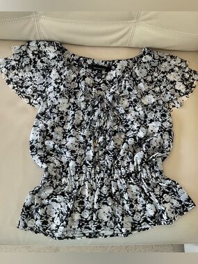 White House Black Market Black & White Floral Ruffle Blouse, Size S